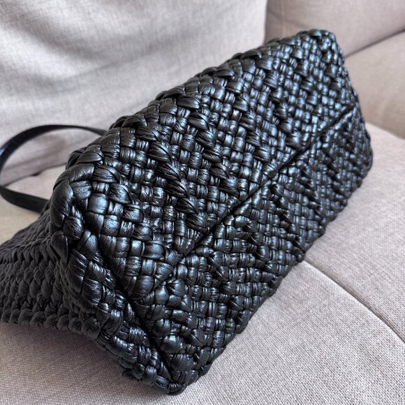 Bottega Veneta Lido Limited-Edition Medium woven Intrecciato Leather Tote - Picture 4 of 12